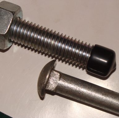 Namontovaná prepravná skrutka s maticou a plastovým koncovým uzáverom
